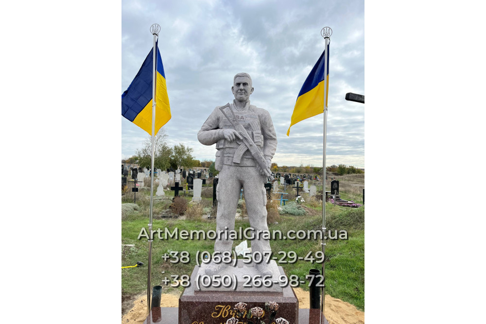 Памятник военному в виде скульптуры 00894
